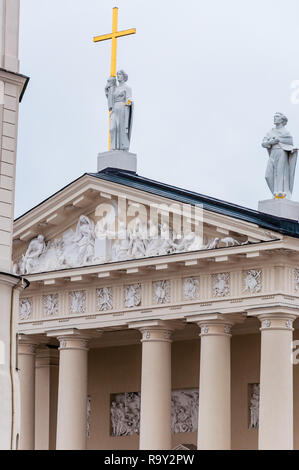 Vilnius, Litauen - 28. April 2013: Die hauptfassade Fragment der Dom Basilika St. Stanislaus und St. Ladislaus von Vilnius. Die wichtigsten römischen C Stockfoto