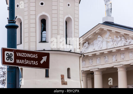 Vilnius, Litauen - 28. April 2013: Informationen Schild mit Scenic route Titel, den Glockenturm und die Hauptfassade fragment Der Dom Basilika St. Stockfoto