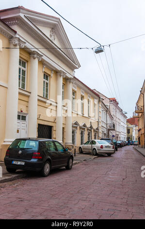 Vilnius, Litauen - 28. April 2013: Autos auf S. Skapo Straße in der Altstadt von Vilnius geparkt. Klassische europäische Architektur street Design Stockfoto
