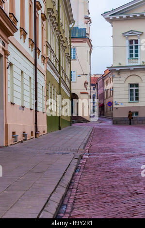 Vilnius, Litauen - 28. April 2013: Stilvolle und gemütliche Universiteto Straße in der Altstadt von Vilnius. Klassische europäische Architektur street Design Stockfoto