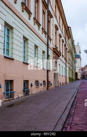 Vilnius, Litauen - 28. April 2013: Stilvolle und gemütliche Universiteto Straße in der Altstadt von Vilnius. Klassische europäische Architektur street Design Stockfoto