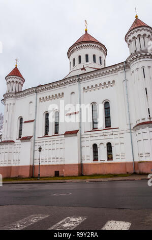 Vilnius, Litauen - 28. April 2013: Die große weiße Fassade des Russisch-orthodoxen Kathedrale der Entschlafung der Gottesgebärerin auf maironio Straße in Vi Stockfoto