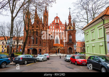 Vilnius, Litauen - 28. April 2013: Die berühmten römischen-katholischen Kirche von St. Anne auf maironio Straße in der Altstadt von Vilnius, Litauen Stockfoto
