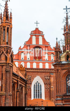 Vilnius, Litauen - 28. April 2013: Die berühmten römischen-katholischen Kirche von St. Anne auf maironio Straße in der Altstadt von Vilnius, Litauen Stockfoto
