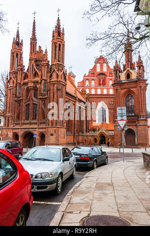 Vilnius, Litauen - 28. April 2013: Die berühmten römischen-katholischen Kirche von St. Anne auf maironio Straße in der Altstadt von Vilnius, Litauen Stockfoto