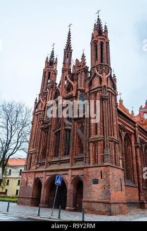 Vilnius, Litauen - 28. April 2013: Die berühmten römischen-katholischen Kirche von St. Anne auf maironio Straße in der Altstadt von Vilnius, Litauen Stockfoto