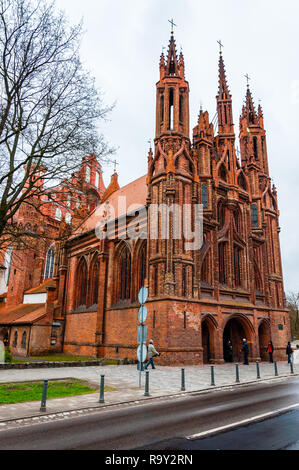 Vilnius, Litauen - 28. April 2013: Die berühmten römischen-katholischen Kirche von St. Anne auf maironio Straße in der Altstadt von Vilnius, Litauen Stockfoto