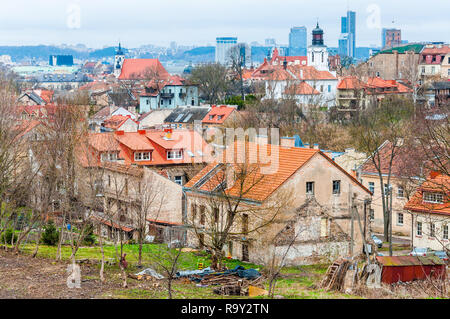Vilnius, Litauen - 28. April 2013: Skyline Skyline Blick auf berühmte Alte und Neue Stadt Vilnius von maironio Straße Aussichtspunkt Stockfoto