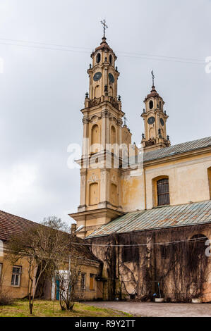 Vilnius, Litauen - 28. April 2013: Verlassene Katholische Kirche der Himmelfahrt auf Subaciaus Straße in der Altstadt von Vilnius Stockfoto