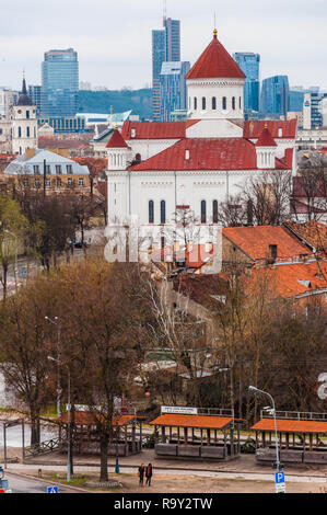 Vilnius, Litauen - 28. April 2013: Stadtbild Blick auf russisch-orthodoxen Kathedrale der Entschlafung der Gottesgebärerin und anderen Teilen der Alten und Neuen Abschleppen Stockfoto