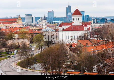 Vilnius, Litauen - 28. April 2013: Stadtbild Blick auf russisch-orthodoxen Kathedrale der Entschlafung der Gottesgebärerin und anderen Teilen der Alten und Neuen Abschleppen Stockfoto