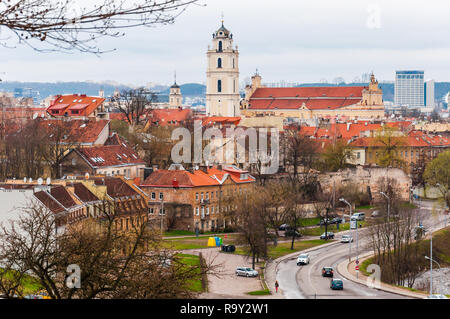 Vilnius, Litauen - 28. April 2013: Stadtbild Blick auf die Kirche von St. Johns, St. Johannes der Täufer und St. Johannes der Apostel und Evangelist und anderen Par Stockfoto