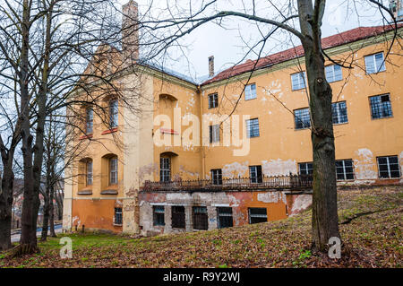 Vilnius, Litauen - 28. April 2013: Große verlassene Gebäude als Teil des verlassenen Katholische Kirche der Himmelfahrt Komplex auf Subaciaus Straße in Stockfoto