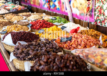 Rosinen, Termine und andere kandierte Früchte, Zucker überzogen, zum Verkauf auf dem Markt. Stockfoto