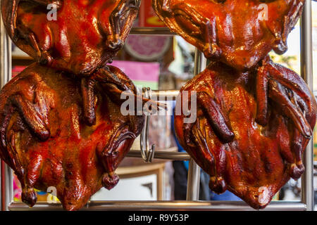 Hängende Ente im Fenster in Bangkoks Chinatown. Stockfoto