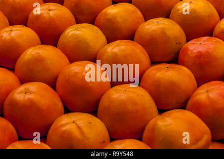 Ein Rahmen gefüllt mit Reihen von Tomaten in einem Markt in Asien. Stockfoto