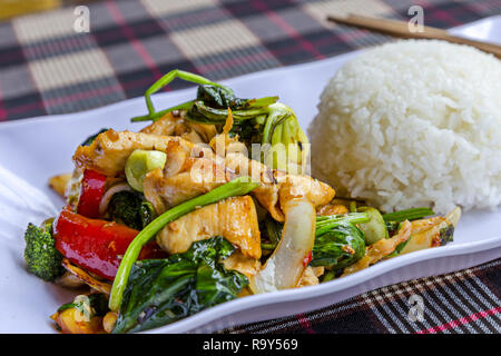 Gemischte Hähnchen und Gemüse mit Reis in Vietnam. Stockfoto