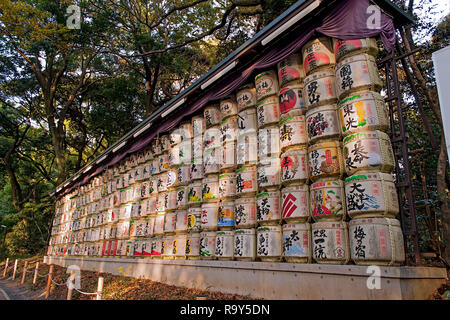 Barrel willen im Stroh im Bereich der Meiji Jingu gewickelt, Tokio, Japan Stockfoto