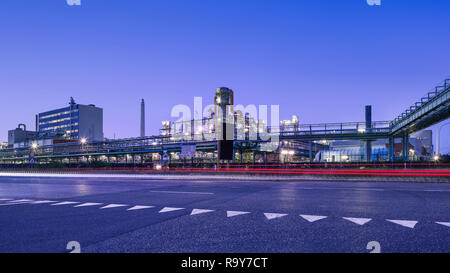 Beleuchtete petrochemische Produktionsanlage in der Dämmerung, der Hafen von Antwerpen, Belgien. Stockfoto