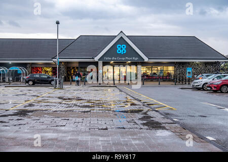 PORTREE/SCHOTTLAND - 11. OKTOBER 2018: Menschen sind Shopping während Sturm Callum. Stockfoto