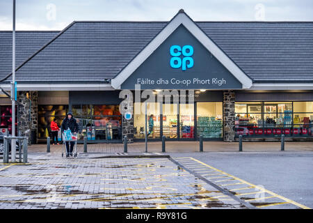 PORTREE/SCHOTTLAND - 11. OKTOBER 2018: Menschen sind Shopping während Sturm Callum. Stockfoto