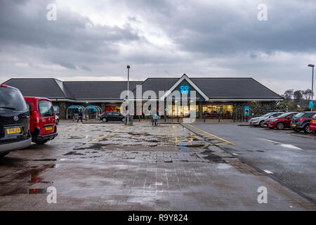 PORTREE/SCHOTTLAND - 11. OKTOBER 2018: Menschen sind Shopping während Sturm Callum. Stockfoto