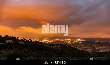 Ein bewölkter Sonnenuntergang über der Küste Israels Ebene an einem Wintertag Stockfoto