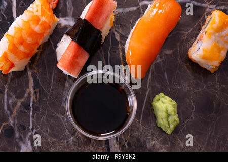 Sushi-Sashimi und Sushi Rolls Set auf Stein Schiefer serviert Stockfoto