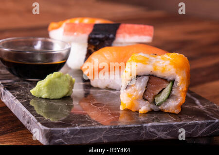 Sushi-Sashimi und Sushi Rolls Set auf Stein Schiefer serviert Stockfoto