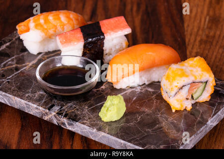 Sushi-Sashimi und Sushi Rolls Set auf Stein Schiefer serviert Stockfoto