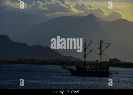 Die touristischen Boot auf dem Mittelmeer in der Stadt Antalya in der Türkei Stockfoto