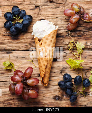 Eis Vanille und Trauben Geschmack. Sommer Menü Konzept Stockfoto