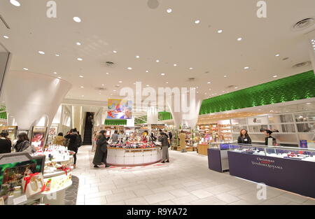 Menschen besuchen Hikarie Einkaufszentrum in Shibuya, Tokio, Japan. Stockfoto