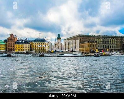 Panoramablick vom Ausflugsschiff auf Royal Palace, touristischen Boote und am Wasser Häuser von Gamla Stan. Stockholm Schweden Stockfoto