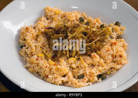 Lecker gebratenen Reis bereit für das Frühstück auf einer Platte in der Nähe zu Essen serviert wird. Stockfoto