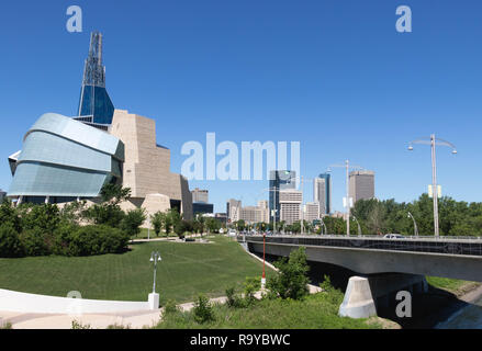 Das Kanadische Museum der Menschenrechte - Winnipeg, Manitoba, Kanada. Stadtbild im Sommer mit futuristischer Architektur Stockfoto