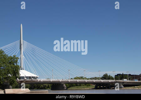 Provencher Brücke - moderne Architektur in Winnipeg, Manitoba, Kanada. Blick auf den Red River im Sommer an einem sonnigen Tag Stockfoto