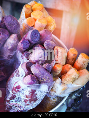 Gedünsteter Süßkartoffel Süßkartoffel/lila und gelb Süßkartoffeln auf Dampfgarer in Street Food selektiven Fokus Stockfoto