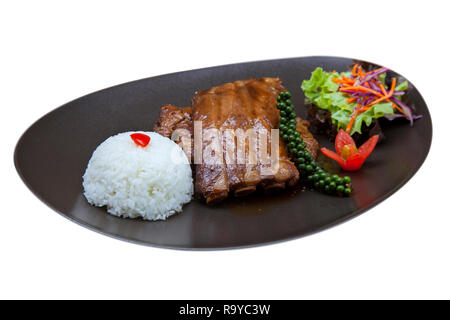 Gegrillte Schweinerippchen mit Honig Knoblauch Sauce, Essen auf weißem Hintergrund. Stockfoto