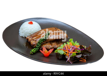 Gegrillte Schweinerippchen mit Honig Knoblauch Sauce, Essen auf weißem Hintergrund. Stockfoto