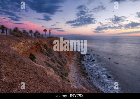 Bunte Himmel und Coastal View Point Vicente Leuchtturm oben auf der Steilküste von Rancho Palos Verdes, Kalifornien nach Sonnenuntergang Stockfoto