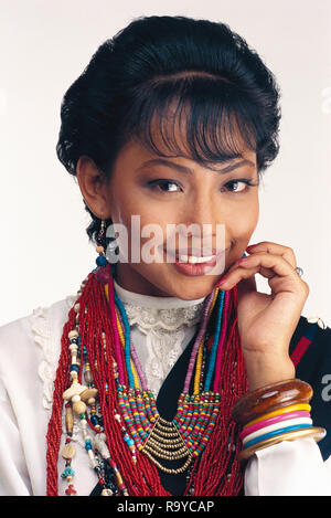 Das Porträt einer Braut aus Nagaland, gekleidet in einem traditionellen Kostüm Stockfoto