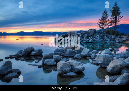 Bunte Himmel bei Sonnenuntergang am Sand Hafen mit ruhigem Wasser, schöne Felsformationen, und die Berge im Hintergrund, Lake Tahoe, Carson City, Nevada Stockfoto