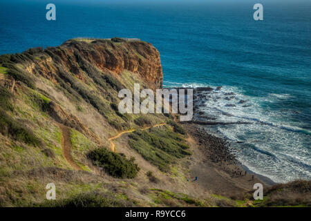 Atemberaubende Aussicht auf Inspiration Point Cliff an einem klaren sonnigen Tag mit Wellen auf die Felsen unten Abalone Cove Shoreline Park, Rancho Palos Verde Stockfoto