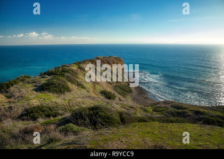 Atemberaubende Aussicht auf Inspiration Point Cliff an einem klaren sonnigen Tag mit Wellen auf die Felsen unten Abalone Cove Shoreline Park, Rancho Palos Verde Stockfoto