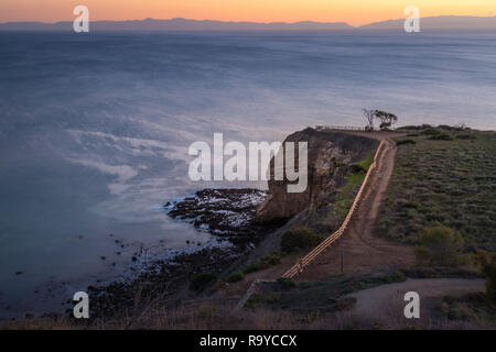 Lange Belichtung Foto von Portugiesen Cliff bei Sonnenuntergang mit Wellen auf die Felsen unten Abalone Cove Shoreline Park, Rancho Palos Verdes, Cal Stockfoto