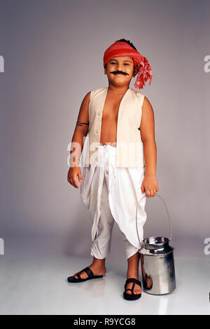 Milchmann/Doodhwala gekleidet im typischen Kostüm mit Milch kann, HERR Nr. 493 Stockfoto