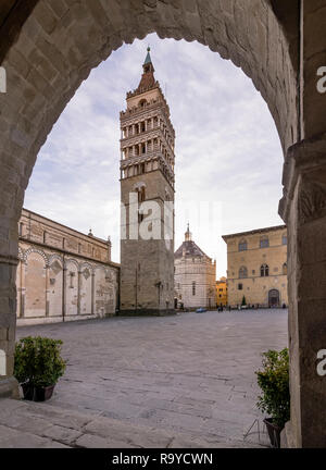 Schöne Aussicht auf die Piazza del Duomo in Pistoia durch einen Bogen mit dem Palazzo del Comune, Toskana, Italien gerahmt Stockfoto