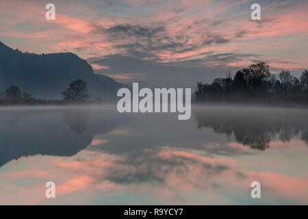 Rosa sunrise auf dem Fluss, Italien Stockfoto