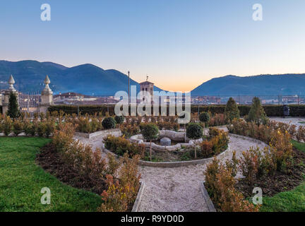 Rieti (Italien) - Das historische Zentrum der Provinzhauptstadt der Sabina, unter Monte Terminillo mit Schnee und durch den Fluss Velino gekreuzt. Stockfoto